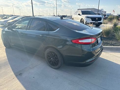 Used 2016 Ford Fusion SE FWD image 3