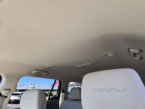 Used 2023 GMC Acadia Denali image 12