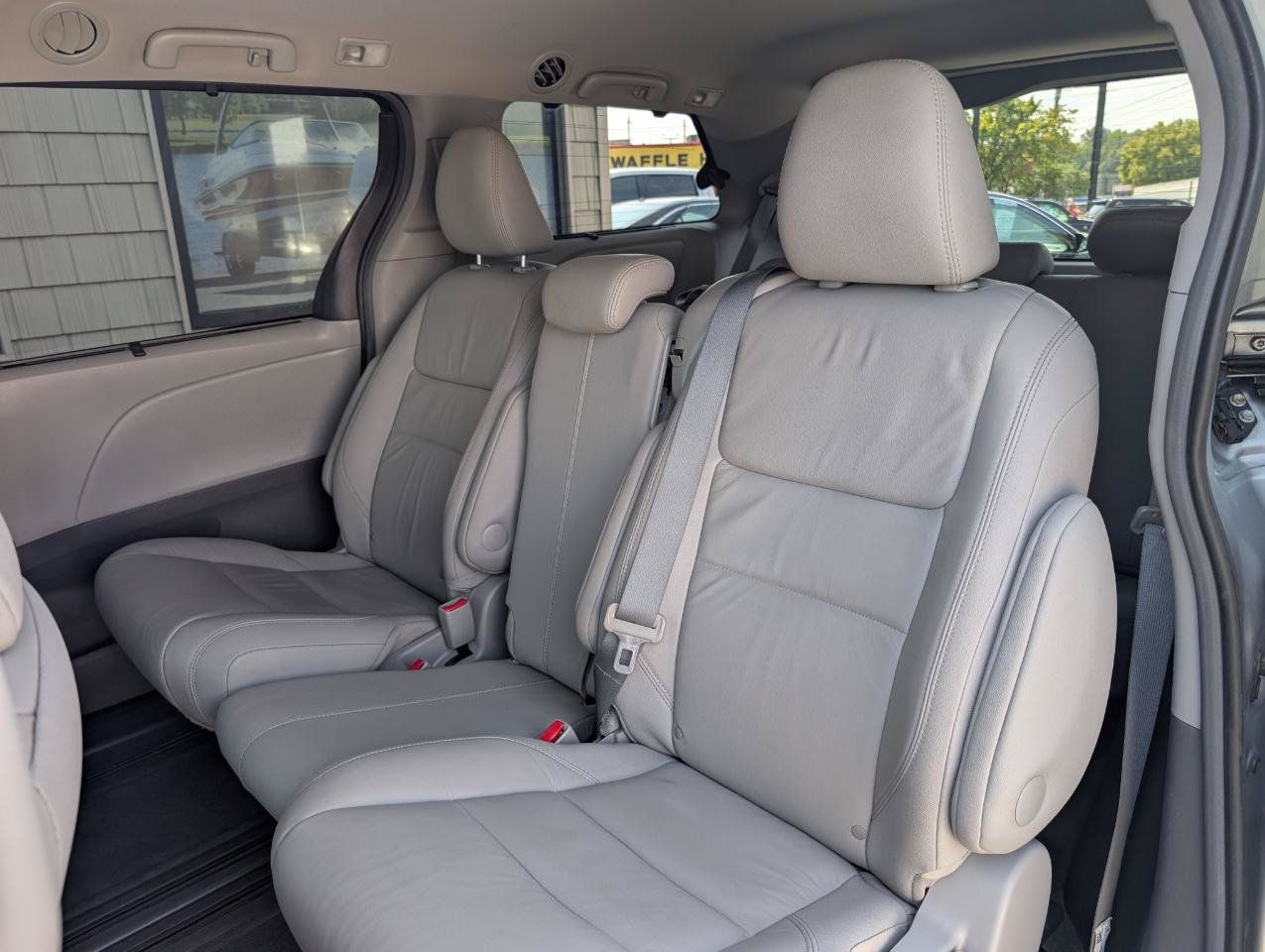 Used 2017 Toyota Sienna XLE w/ XLE Navigation Package FWD image 21
