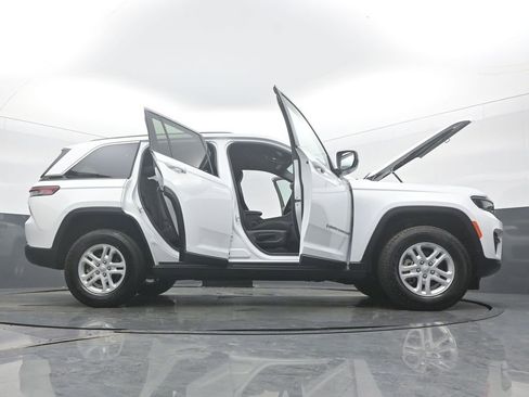 Used 2024 Jeep Grand Cherokee Laredo w/ Luxury Tech Group I AWD/4WD image 59