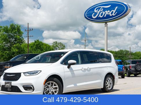 Used 2023 Chrysler Pacifica Touring-L FWD image 1