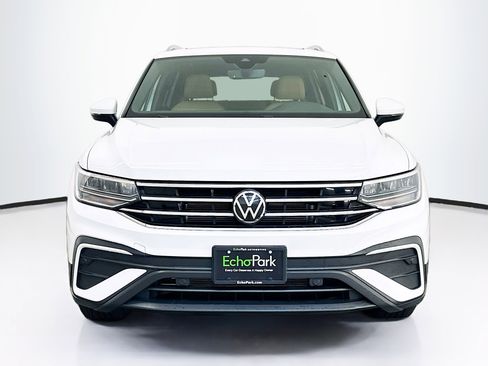 Used 2022 Volkswagen Tiguan SE w/ Panoramic Sunroof Package AWD/4WD image 2