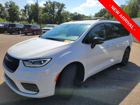 Used 2024 Chrysler Pacifica Touring-L w/ S Appearance Package FWD image 7