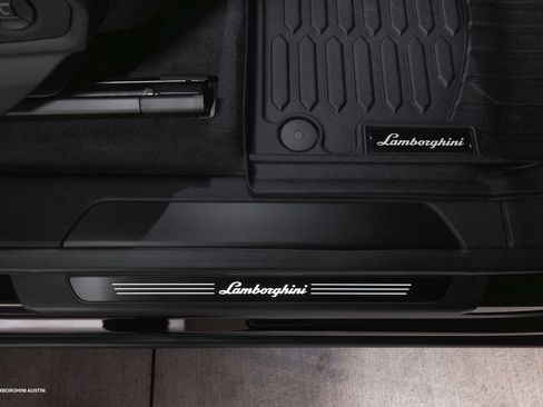 Used 2025 Lamborghini Urus SE image 49