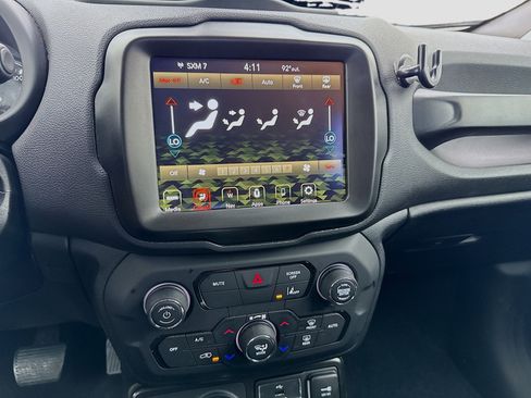 Used 2023 Jeep Renegade Latitude image 12