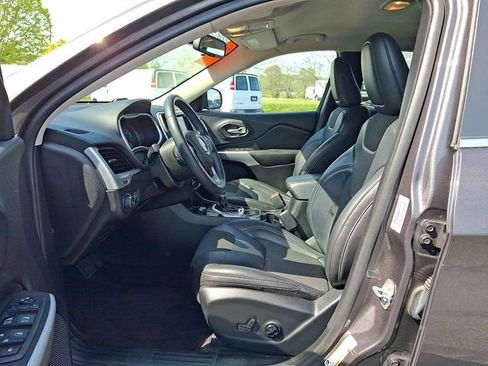 Used 2018 Jeep Cherokee Latitude Plus AWD/4WD image 18