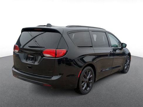 Certified 2019 Chrysler Pacifica Limited w/ S Appearance Package image 8