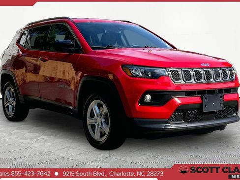 Used 2023 Jeep Compass Latitude w/ Convenience Group AWD/4WD image 1