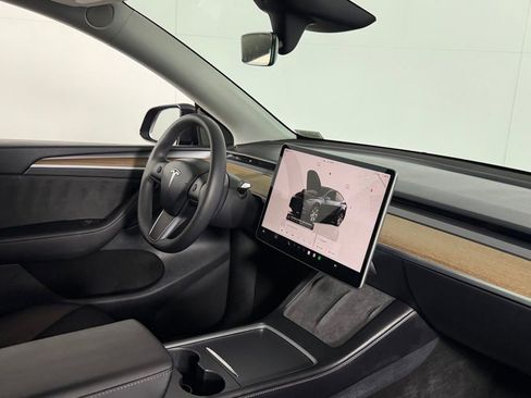 Used 2024 Tesla Model Y Long Range AWD/4WD image 36