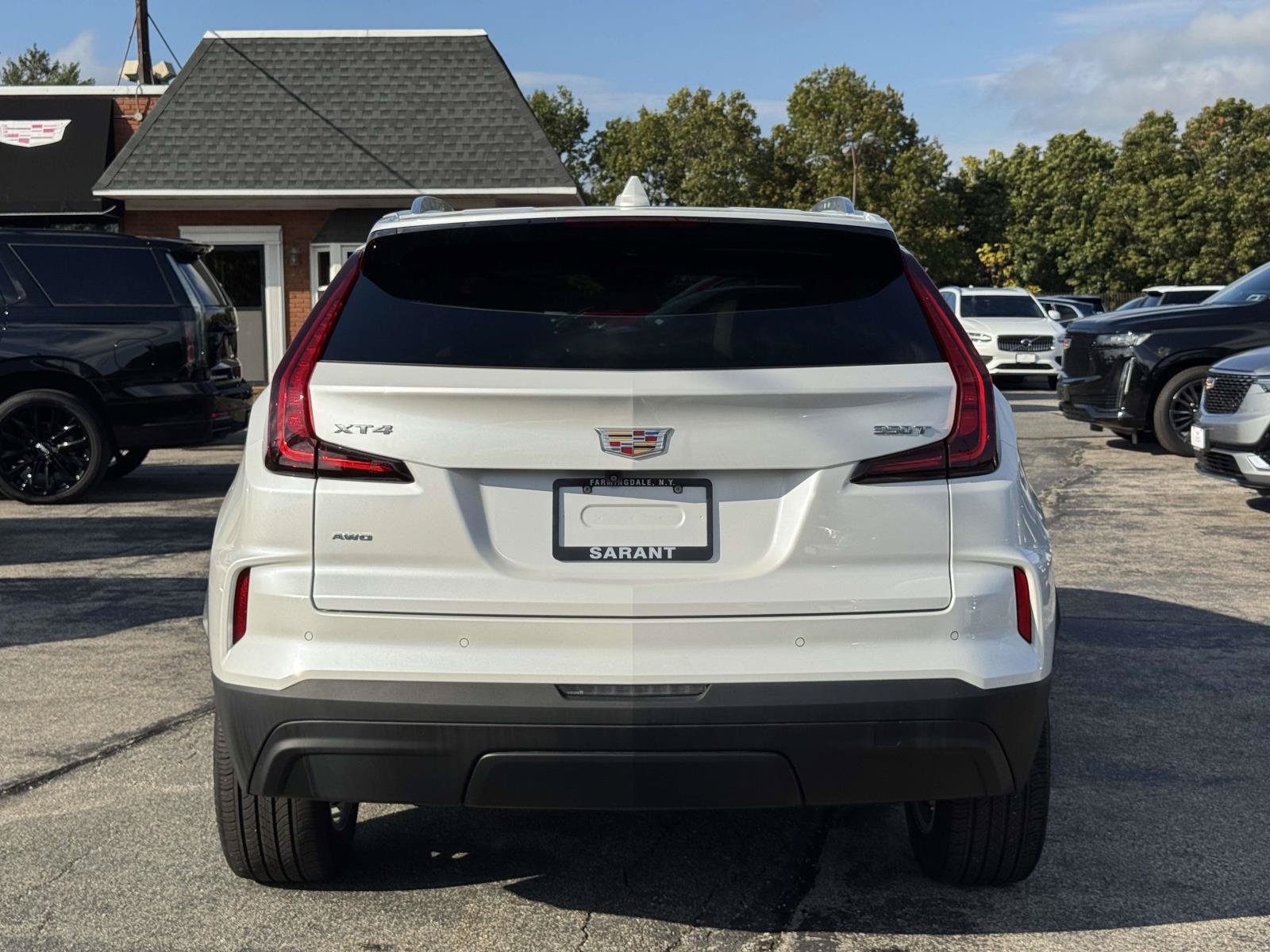 Used 2024 Cadillac XT4 Luxury w/ Cold Weather Package AWD/4WD image 6