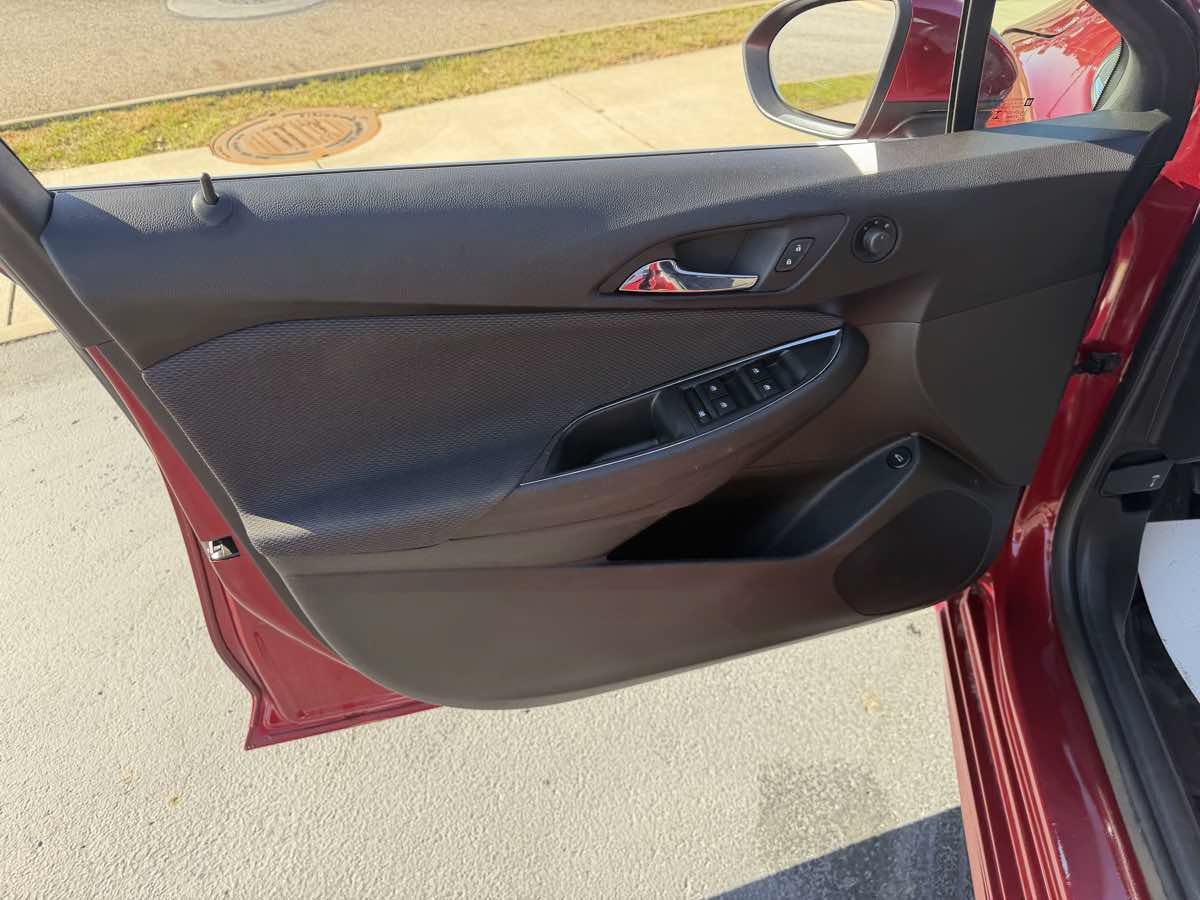Used 2018 Chevrolet Cruze LT w/ Convenience Package FWD image 13