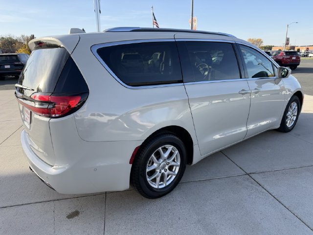 Used 2021 Chrysler Pacifica Touring-L w/ Uconnect Theater Family Group FWD image 9