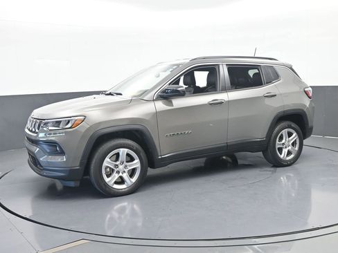 Used 2023 Jeep Compass Latitude AWD/4WD image 2