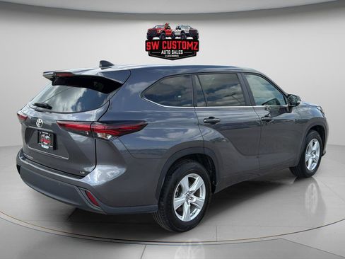 Used 2024 Toyota Highlander LE FWD image 7