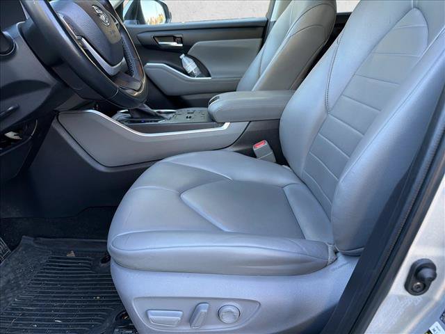 Used 2023 Toyota Highlander XLE FWD image 12