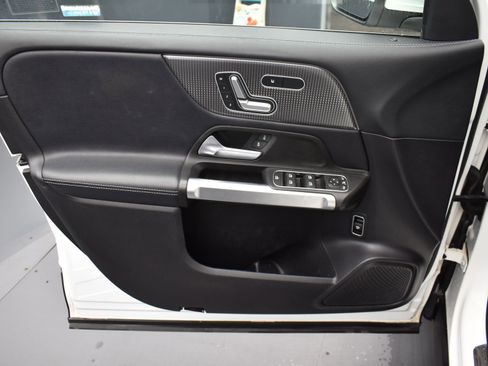 Used 2021 Mercedes-Benz GLB 250 4MATIC w/ Premium Package image 8