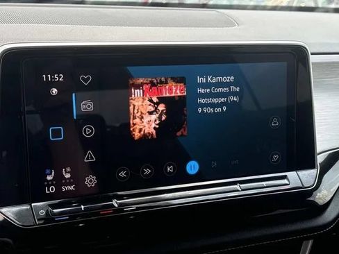 Used 2025 Volkswagen Atlas Cross Sport SE FWD image 36