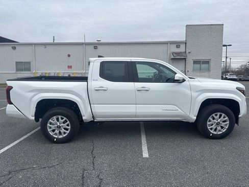 Used 2025 Toyota Tacoma SR5 image 3