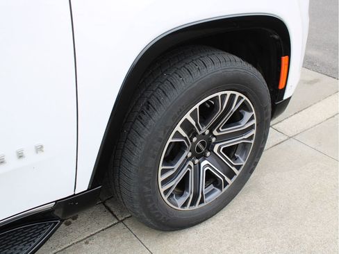 Used 2025 Jeep Wagoneer 4WD image 10