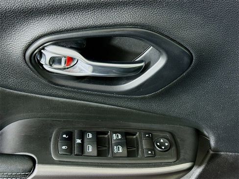 Used 2021 Jeep Cherokee Latitude Plus image 22