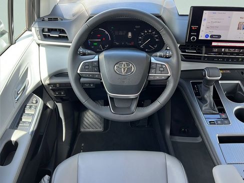 Used 2025 Toyota Sienna XLE FWD image 12