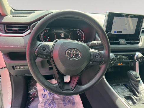 Used 2025 Toyota RAV4 XLE AWD/4WD image 12