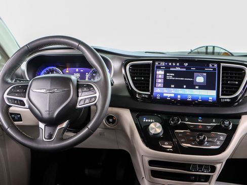 Used 2022 Chrysler Pacifica Touring-L image 17