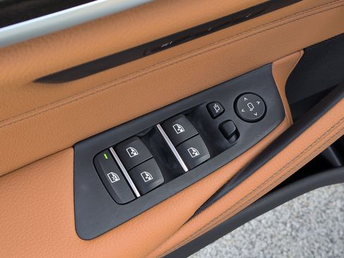 Used 2019 BMW 530e 530e iPerformance w/ Convenience Package image 15