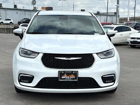 Used 2023 Chrysler Pacifica Touring-L image 2