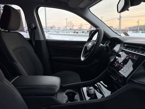 Used 2024 Jeep Grand Cherokee Laredo X image 49