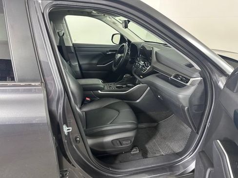 Used 2023 Toyota Highlander XLE AWD/4WD image 10