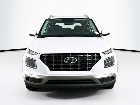 Used 2025 Hyundai Venue SEL image 2