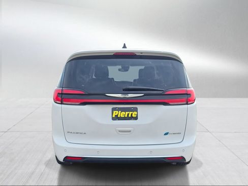 Used 2023 Chrysler Pacifica Touring-L FWD image 5