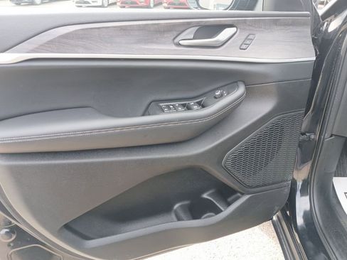 Used 2023 Jeep Grand Cherokee Limited image 17