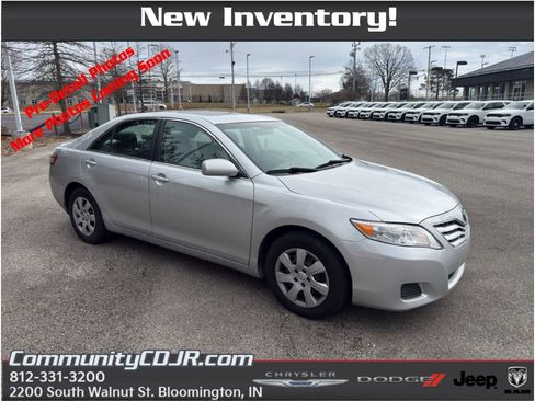 Used 2011 Toyota Camry LE image 1