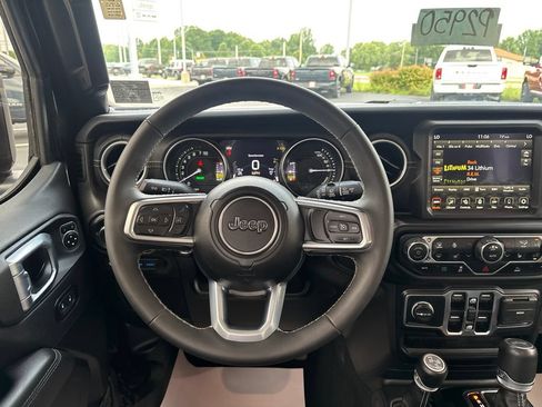 Used 2023 Jeep Wrangler Unlimited Sahara w/ Cold Weather Group AWD/4WD image 33