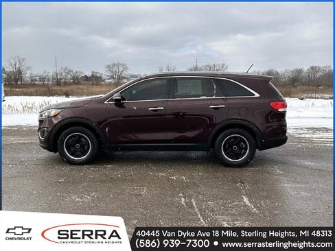 Used 2017 Kia Sorento LX image 2