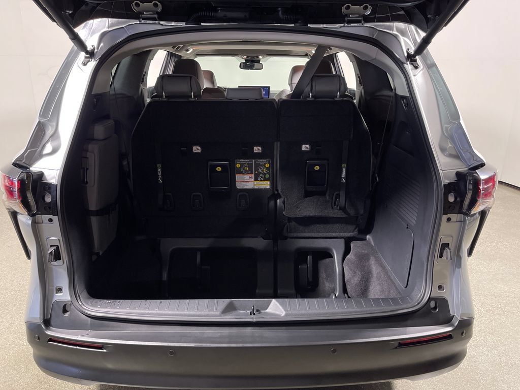 Certified 2025 Toyota Sienna XLE FWD image 10