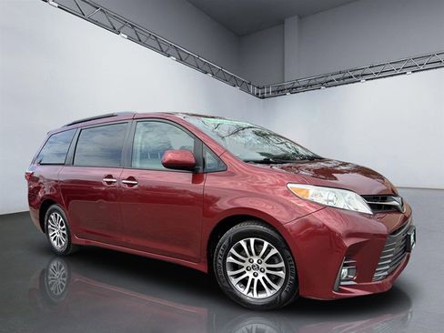 Used 2019 Toyota Sienna XLE image 25