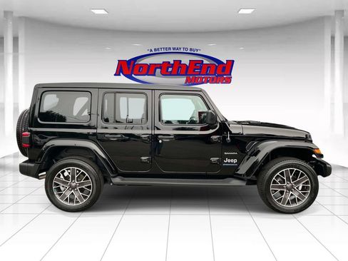 Used 2023 Jeep Wrangler Unlimited Sahara w/ Cold Weather Group AWD/4WD image 2