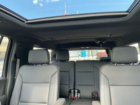 Certified 2025 Chevrolet Suburban LT w/ Comfort Package AWD/4WD image 11