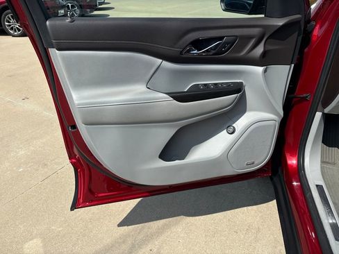 Used 2023 GMC Acadia SLT image 16