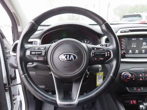 Used 2017 Kia Sorento LX w/ LX Convenience Package image 32