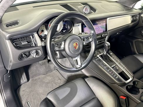 Certified 2020 Porsche Macan Turbo AWD/4WD image 4
