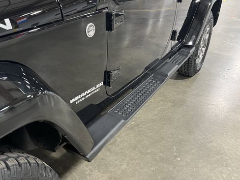 Used 2015 Jeep Wrangler Unlimited Rubicon w/ Connectivity Group image 10