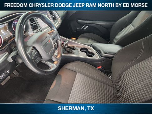 Used 2022 Dodge Challenger SXT RWD image 8