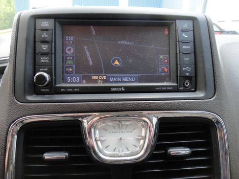 Used 2013 Chrysler Town & Country Touring-L w/ Entertainment Group #2 FWD image 12