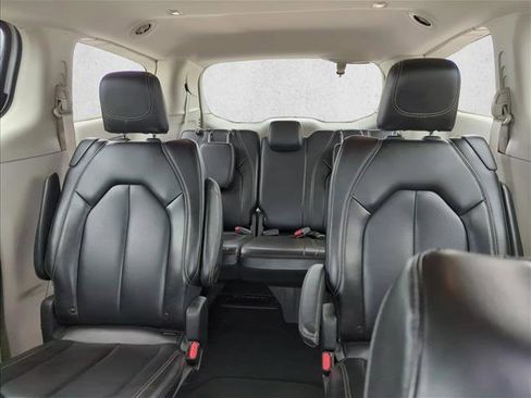 Used 2023 Chrysler Pacifica Touring-L FWD image 25
