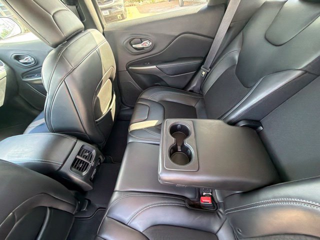 Used 2019 Jeep Cherokee Latitude Plus w/ Comfort/Convenience Group FWD image 16