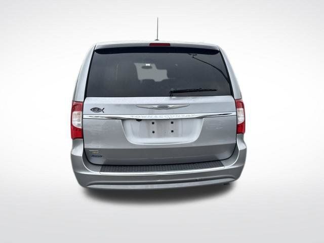 Used 2016 Chrysler Town & Country Touring w/ Driver Convenience Group FWD image 3